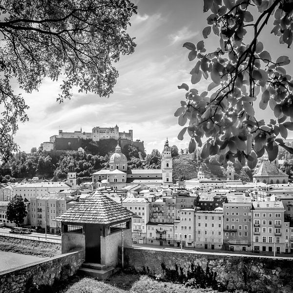 SALZBOURG Vue sur la vieille ville avec les remparts| Monochrome  par Melanie Viola