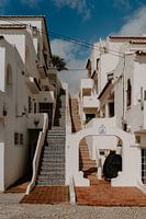 Escaliers carrelés et maisons blanches à Carvoeiro, Algarve