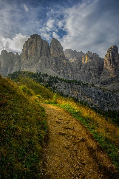 Early morning hike in the Dolomites by Leon Okkenburg