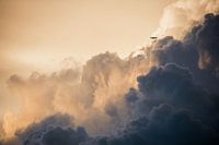 Donderende bewolkte lucht met vliegtuig