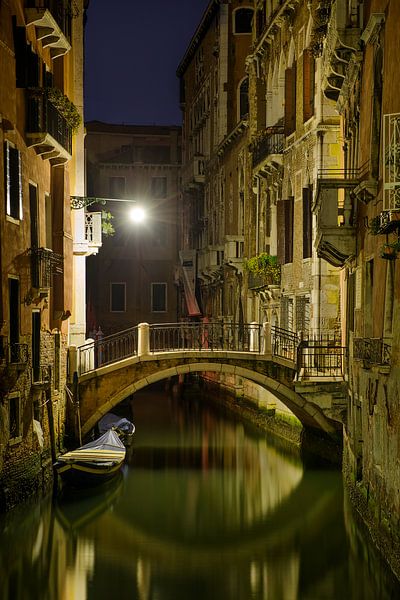 Romantisch steegje in Venetië in de avond. van Voss fotografie