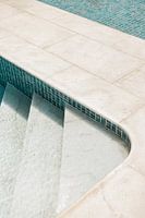 Au bord de la piscine