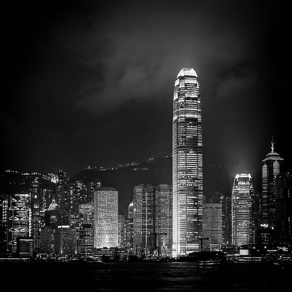 Skyline bei Nacht, Hongkong, China von Bertil van Beek