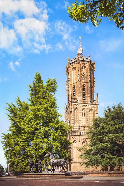 Tour Elster avec la sculpture "Horse Trade" en couleur par Nicky Kapel