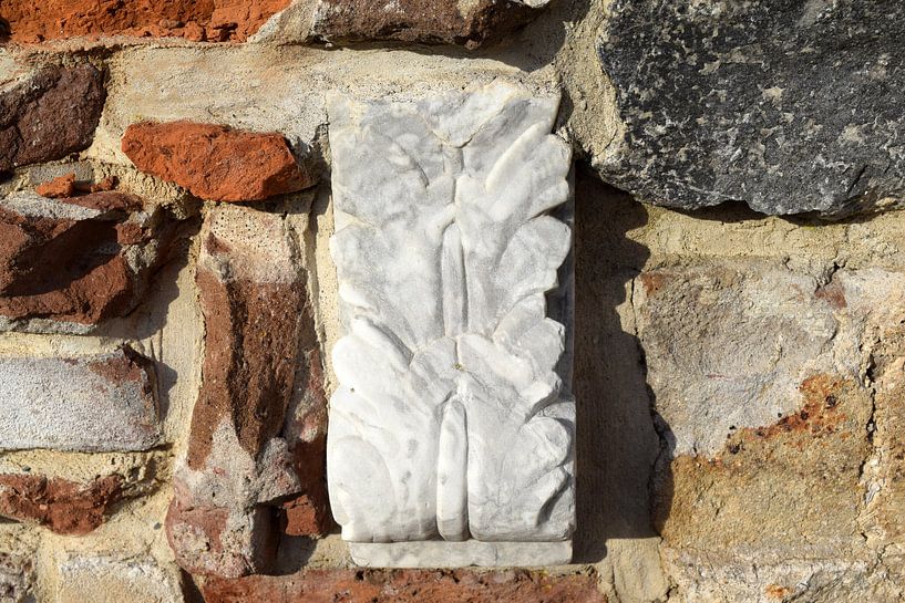 Ornament in the garden wall at Villa Augustus in Dordrecht by Nicolette Vermeulen