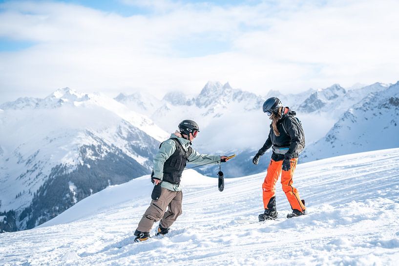 LVS Check Freeriden Pulverschnee Fahren im Montafon, Vorarlberg Snowboardgruppe von Leo Schindzielorz