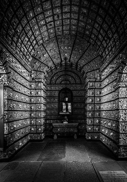Kapel van beenderen en schedels par Victor van Dijk