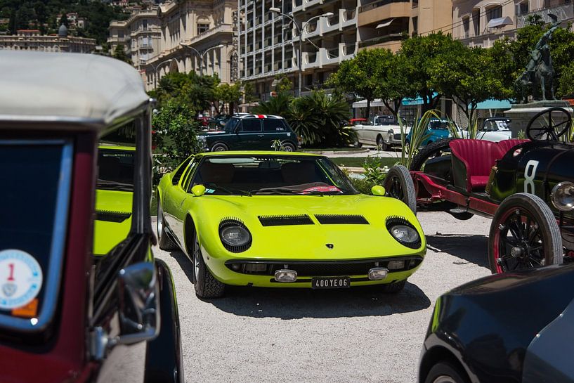 Lamborghini Miura neben anderen Klassikern von Bas de Glopper