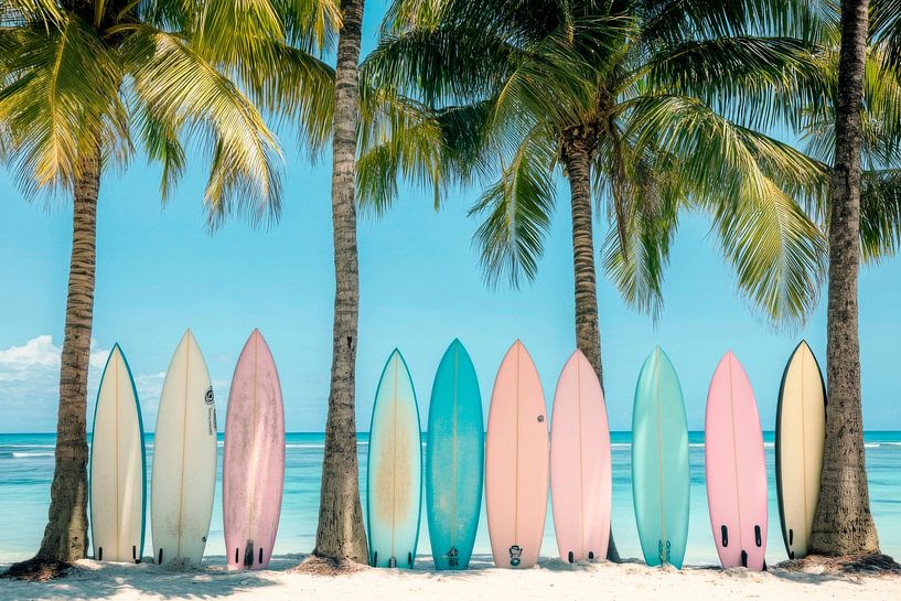 Kleurrijke surfplanken op het strand van Poster Art Shop