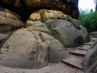 Roches sur le Malerweg dans les montagnes de grès de l'Elbe