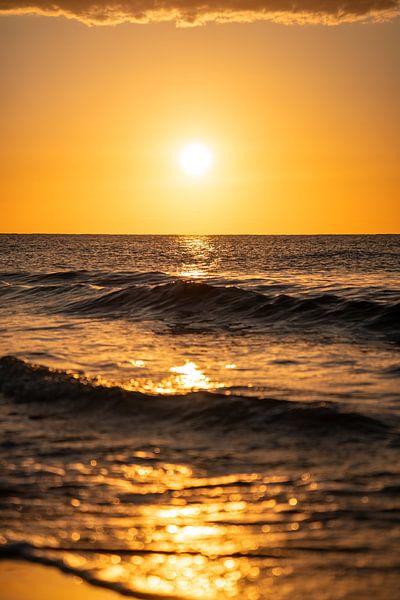 Sonnenaufgang am Strand an der Küste Sardiniens von Leo Schindzielorz