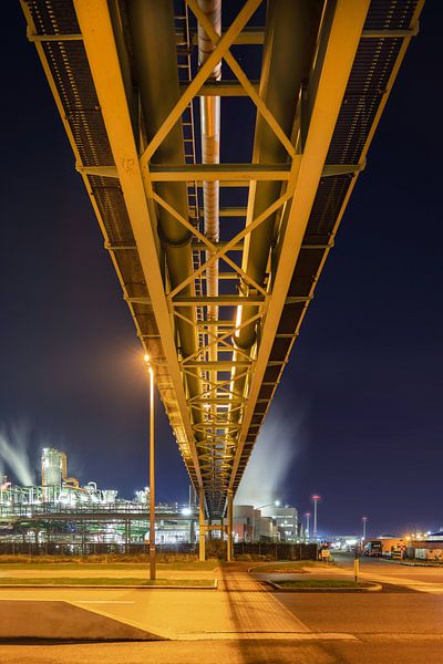 Massive Pipeline Überführung, Blick auf petrochemischen Industrie in der Nacht von Tony Vingerhoets