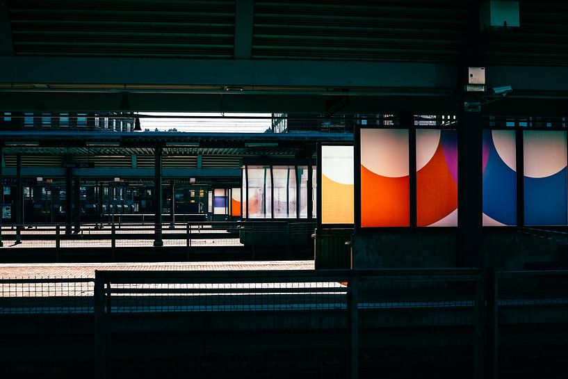 Farbfelder am Bahnsteig – modernes Bahnhofsmotiv mit Schatten | minimalistische Stadtkunst von Toaster Studio – Kreative Fotografie