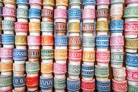 Paniers de riz colorés empilés contre le mur