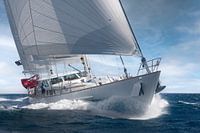 Segeln mit Superyacht auf dem Mittelmeer. Volle Leistung.