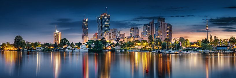 Wien mit Blick auf die Donaucity am Abend. von Voss Fine Art Fotografie