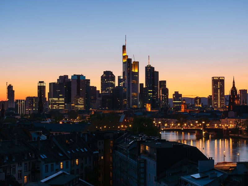 Francfort-sur-le-Main avec pont et skyline par Mustafa Kurnaz