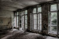 Fenêtre dans un hôpital russe abandonné (couleur)