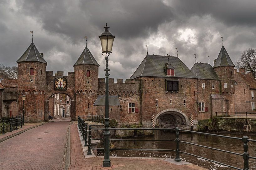 Das Koppelpoort in Amersfoort an einem regnerischen Tag von Anges van der Logt