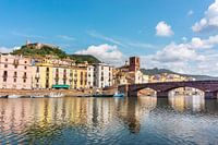 Blick auf die Stadt Bosa und die Ponte Veccio (Brücke)