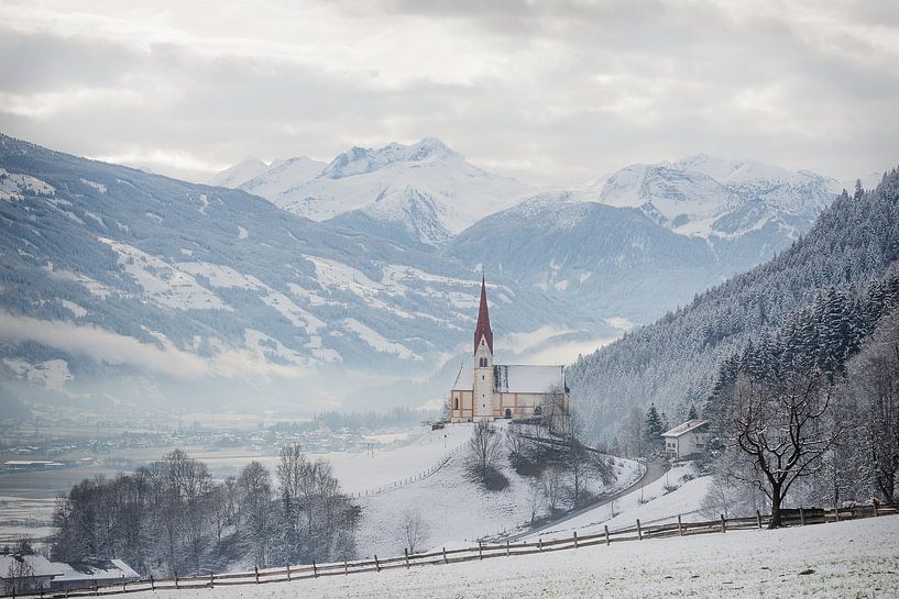 Kirche im alpinen Zillertal im Winter von iPics Photography