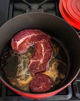 Un point d'interrogation sur la viande dans la poêle