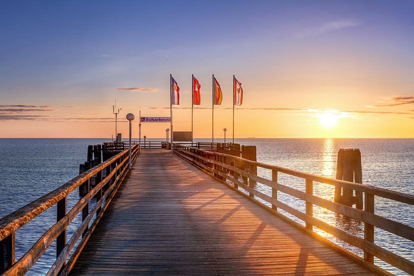 Matinée ensoleillée sur le vieux pont maritime de Scharbeutz. par Voss photographie