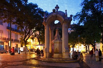 Place Largo do Carmo avec la fontaine Chafariz do Carmo dans le vieux quartier Chiado dans le Abendd sur Torsten Krüger