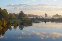 Hollande: Moulin Westbroek de 'Oud Zuilen' (Hollande) dans la brume matinale en automne