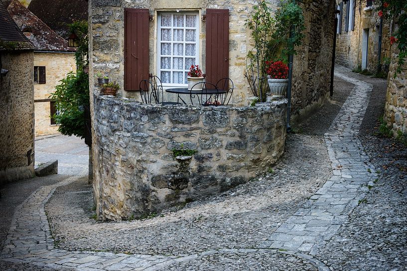 Mittelalterliche Gasse mit Kopfsteinpflaster in Frankreich von iPics Photography