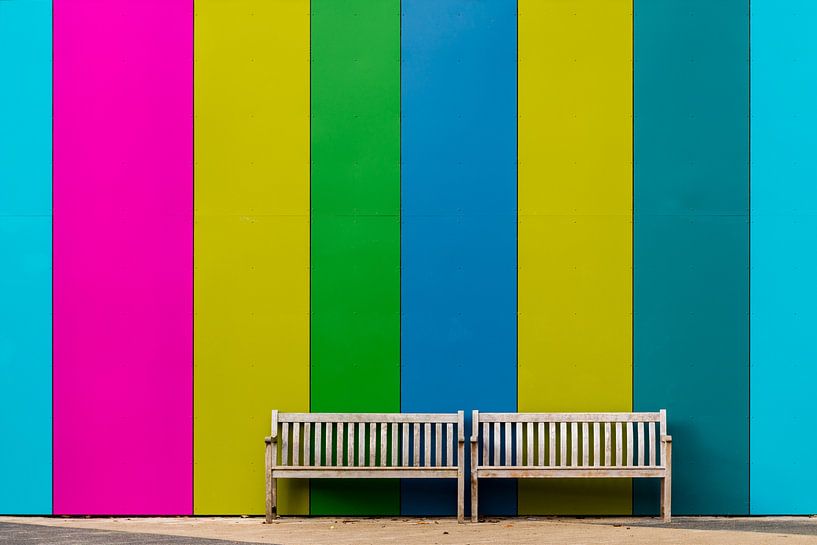 Bankje voor gekleurde muur von Maerten Prins