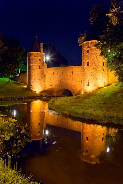 Night photo Monnikendam / watergate Amersfoort by Anton de Zeeuw