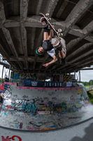 Skateboarder dans une demi-lune
