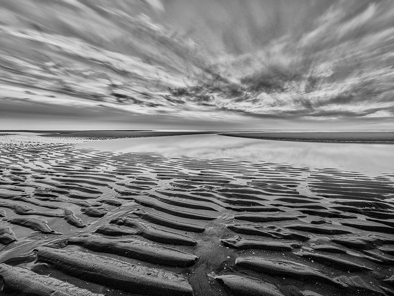 Plage de la mer du Nord en noir et blanc par eric van der eijkj