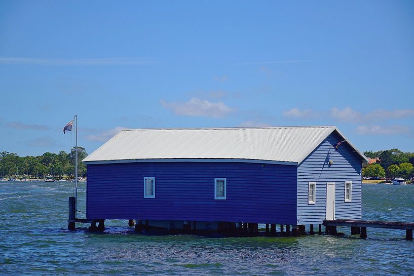 Le Crawley Edge Boatshed ou Blue Boat House par Frank's Awesome Travels