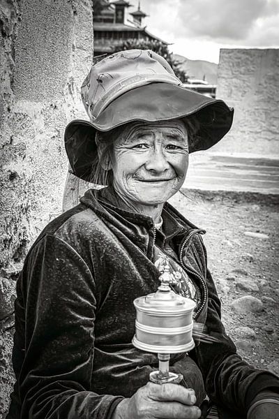 Tibetanische Frau mit spinnendem Gebetsrad, Porträt von Rietje Bulthuis