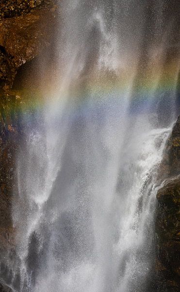 Wasserfall mit Regenbogen von Nils Steiner