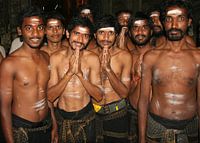 Pelgrims in de tempels van Madurai , Zuid India