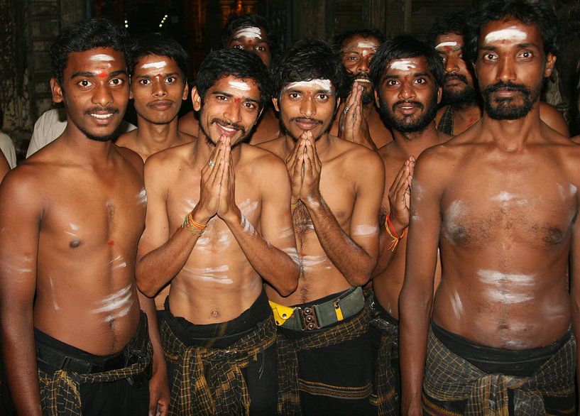 Pelgrims in de tempels van Madurai , Zuid India by Dirk Huijssoon