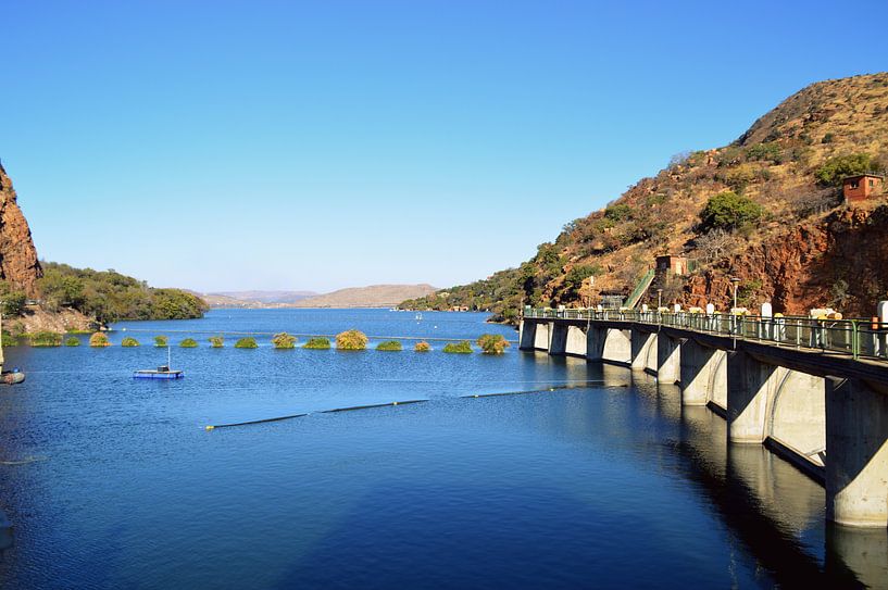 Helderblauwe lucht en mooi blauw water bij Hartbeespoortdam von Vera Boels