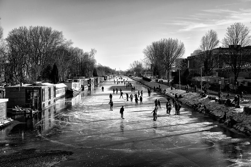 Winter in Utrecht. Schlittschuhlaufen auf dem Merwedekanaal am 13. Februar 2021. von André Blom Fotografie Utrecht