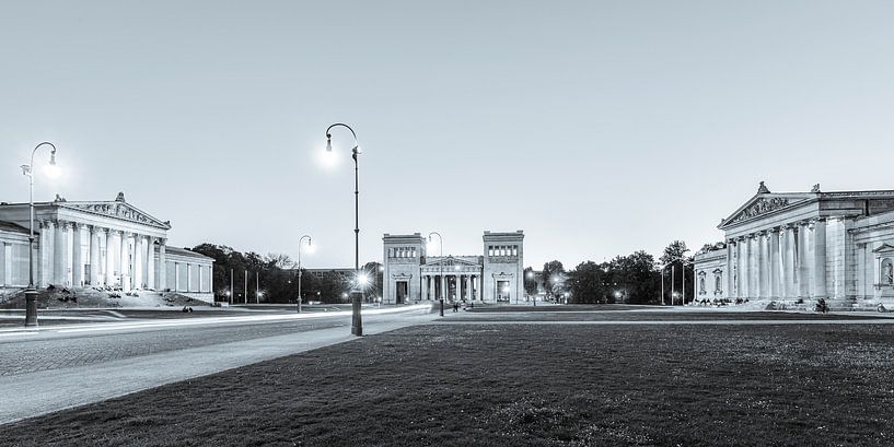 Königsplatz à Munich à l'heure bleue - monochrome par Werner Dieterich