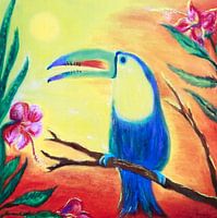 Tropischer Tukan mit Hibiskusblüten