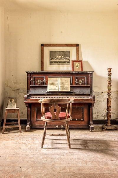 Abandoned piano in a farmhouse - Portugal by Gentleman of Decay