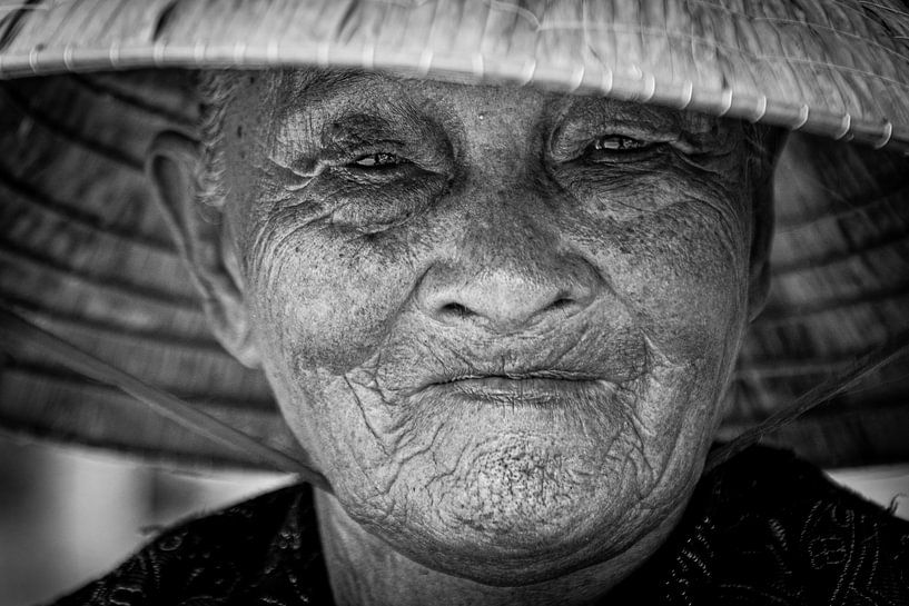Black and white portrait Vietnamese woman by Ellis Peeters
