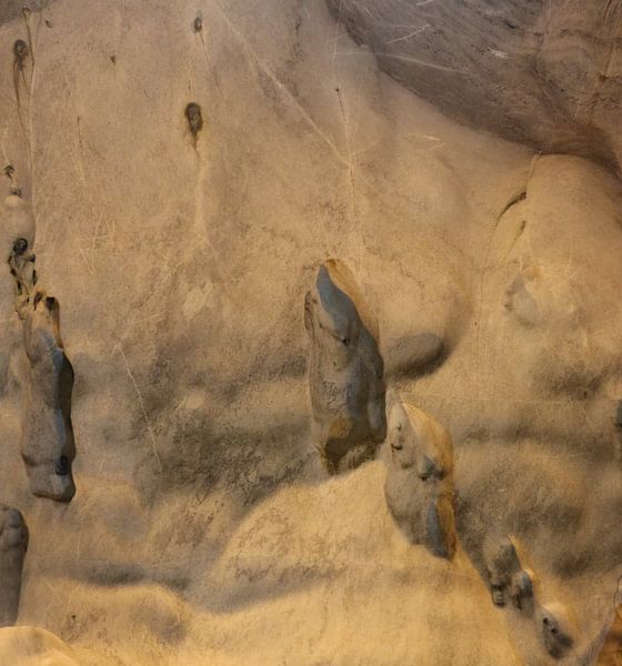 Gnomes et trolls sur le mur d'une grotte. par kall3bu