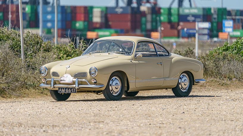 Volkswagen Karmann Ghia, type 14. by Jaap van den Berg