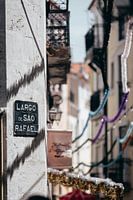 Straße in Lissabon, Portugal während einer Party