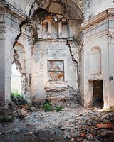 Verlassene Kirche im Verfall mit Rissen in der Wand.