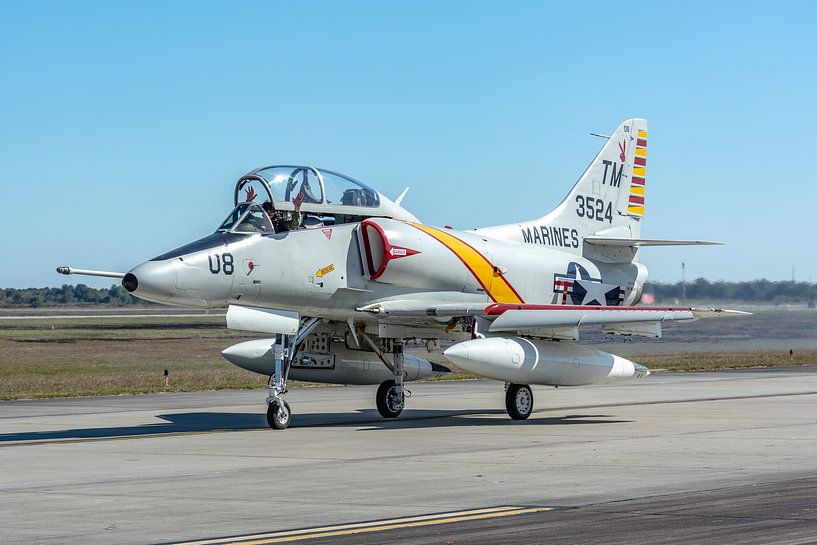 Rollende Douglas TA-4J Skyhawk. von Jaap van den Berg